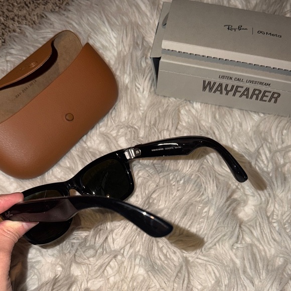 Ray-Ban Black meta Wayfarer with Tan charging Case - Picture 5 of 7